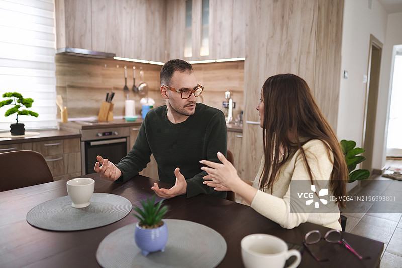 年轻情侣在厨房讨论他们的问题图片素材