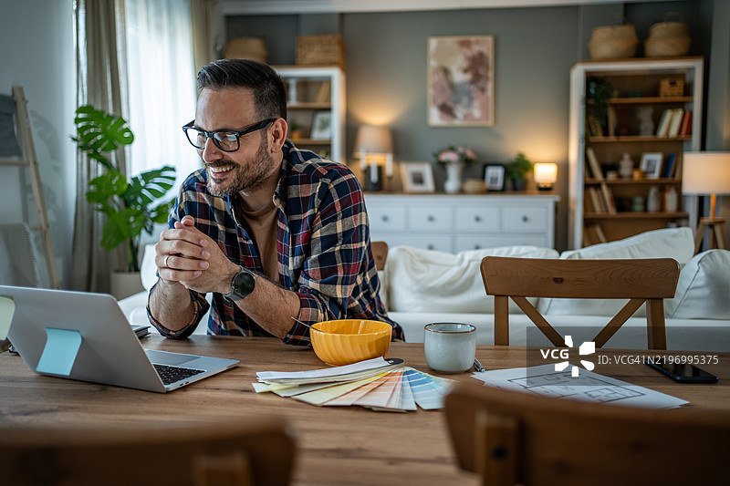在家办公室里进行视频通话的设计师，讨论项目。图片素材