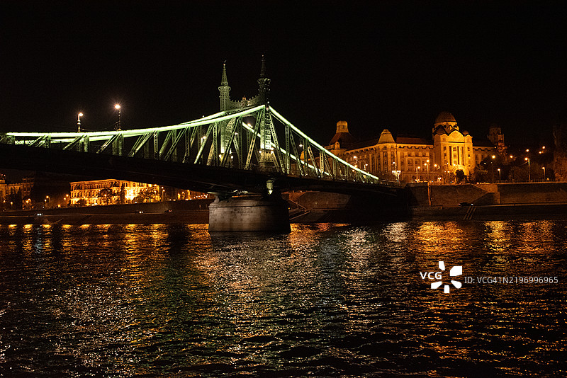 布达佩斯的自由桥夜景图片素材