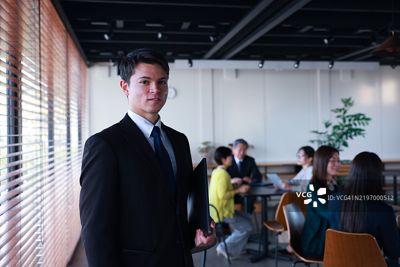 现代办公室中年轻商务人士的肖像图片素材