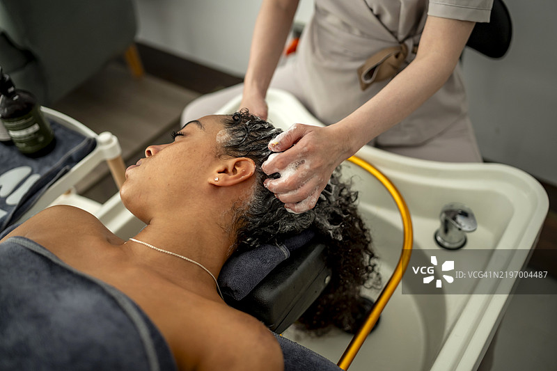 沙龙中的放松洗发图片素材