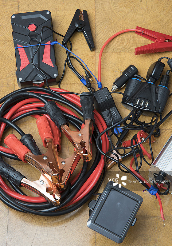 汽车电气配件：GPS导航、启动电缆、12伏启动电源银行、12伏电源逆变器、三重点烟器插座带USB接口图片素材