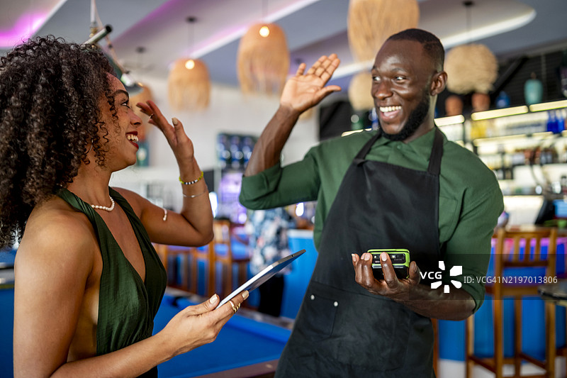 现代咖啡馆中的愉快商务互动图片素材