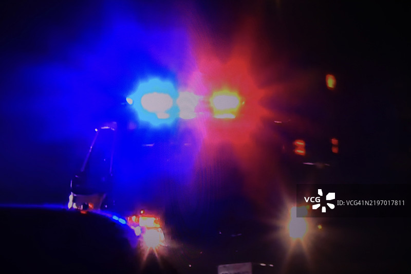 警车闪烁的刺眼灯光图片素材