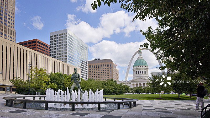 美国密苏里州圣路易斯拱门下的法院广场图片素材