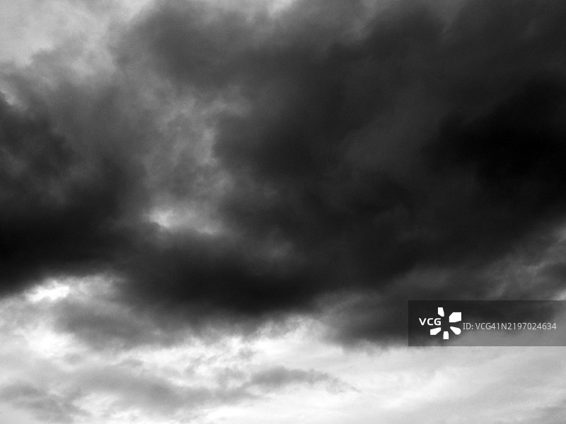 巴黎，法国，雷暴期间的黑灰色云层天空。阳光。黑白。图片素材