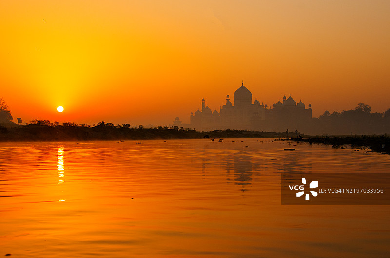 雅穆纳河上的泰姬陵日出图片素材
