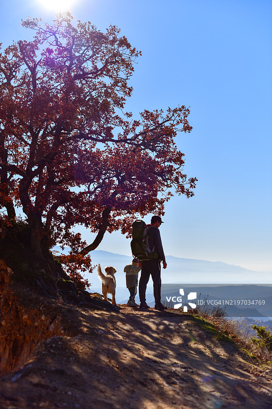 父子剪影与山景相映图片素材