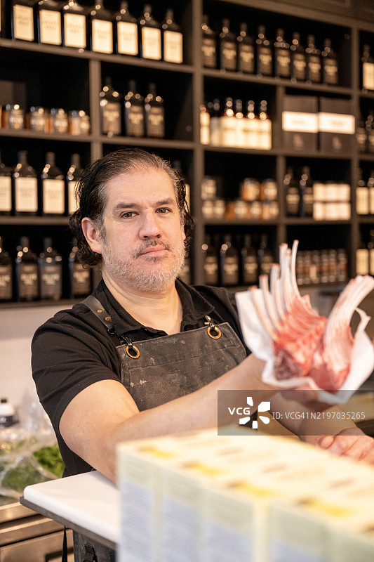 持有羊排的屠夫肖像图片素材