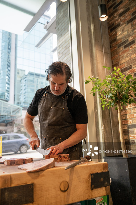 肉贩切割牛排图片素材