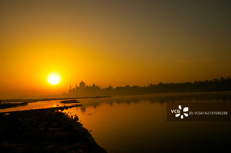 泰姬陵在雅穆纳河上的日出，联合国教科文组织世界遗产。图片素材