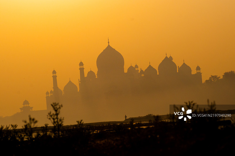 泰姬陵在雅穆纳河上的日出，联合国教科文组织世界遗产。图片素材