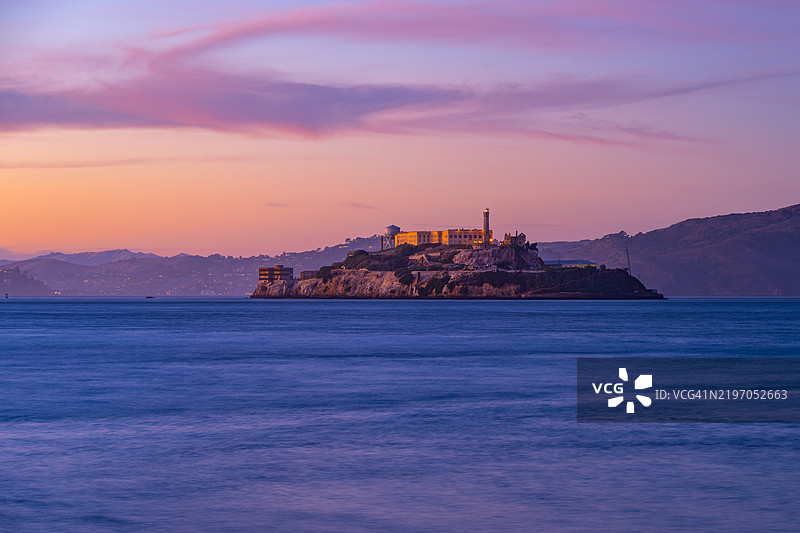旧金山湾的阿尔卡特拉斯岛日落图片素材
