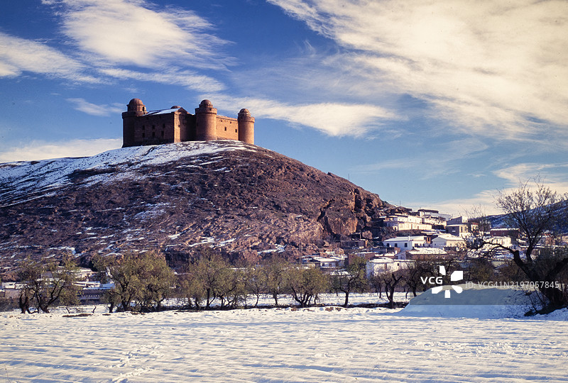 卡拉霍拉城堡在降雪后的景象，西班牙安达卢西亚省格拉纳达图片素材