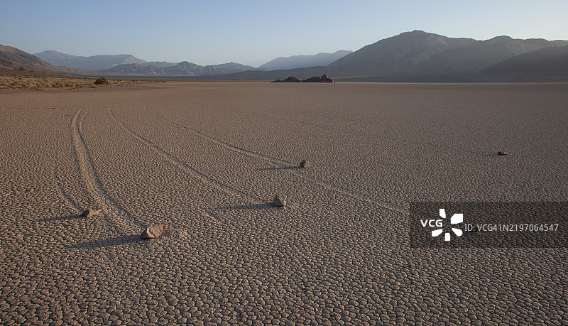 美国。死亡谷。赛道湖上的滑石。图片素材