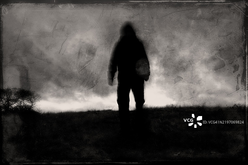 模糊的幽灵般的身影，朝着镜头走来，带有黑暗的磨砂效果。图片素材