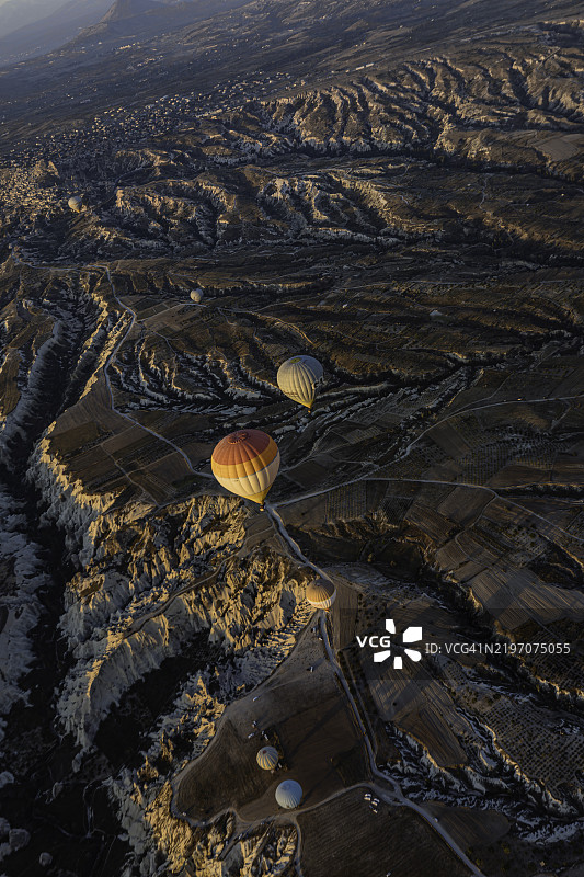 土耳其卡帕多奇亚上空热气球飞行的鸟瞰图图片素材