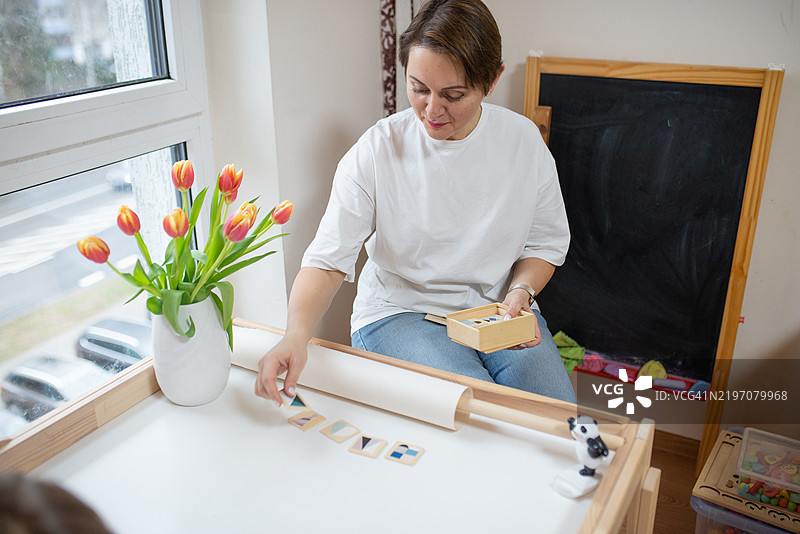 赋能特殊教育：一位母亲和教师的奉献图片素材