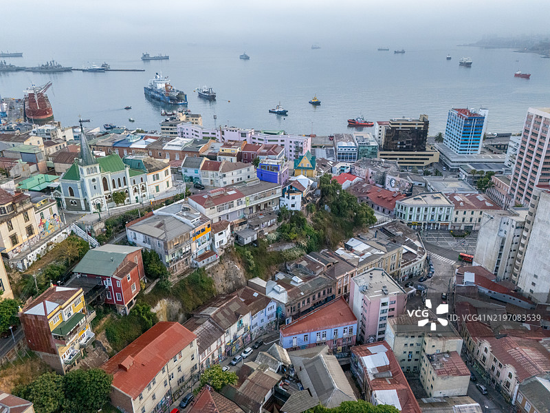 繁忙港口城市的鸟瞰图，货船与城市景观交相辉映图片素材