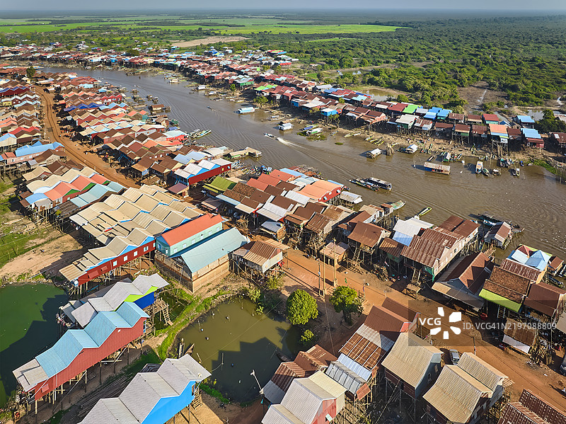 柬埔寨托尔湖上的坎蓬克朗村图片素材