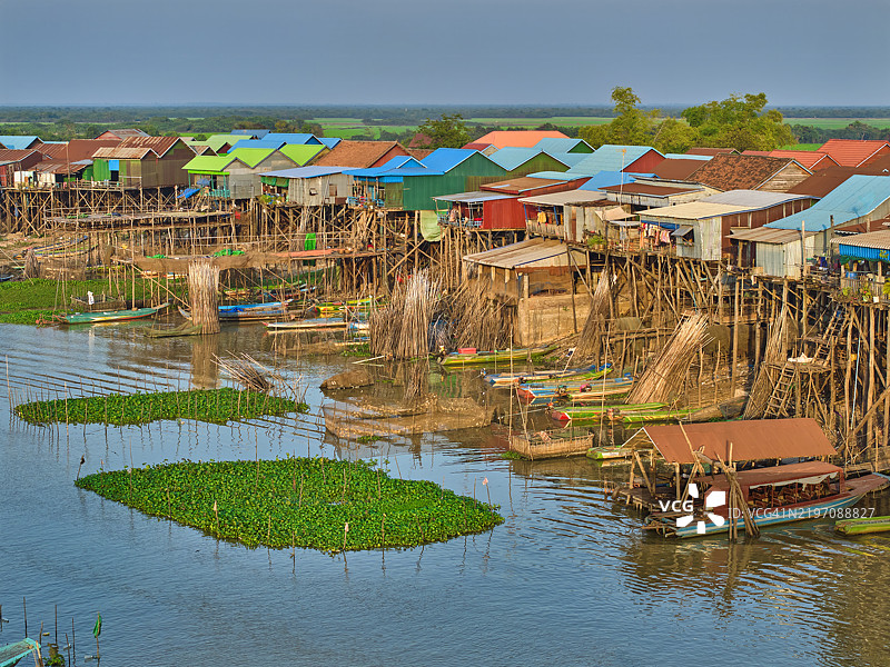 柬埔寨托尔湖上的坎蓬克朗村图片素材