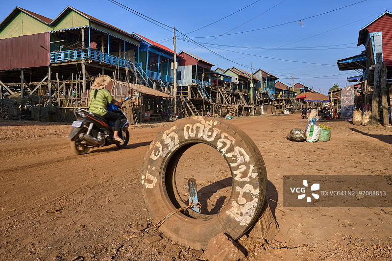 柬埔寨托尔湖上的坎蓬克朗村图片素材