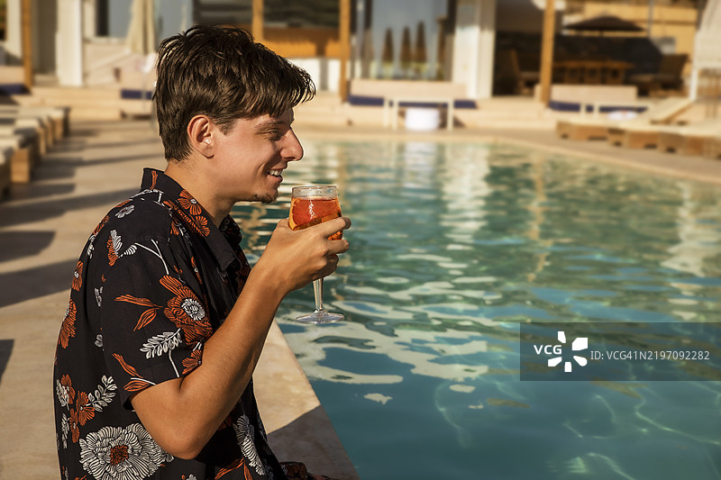 在泳池边享受天堂般的饮品图片素材