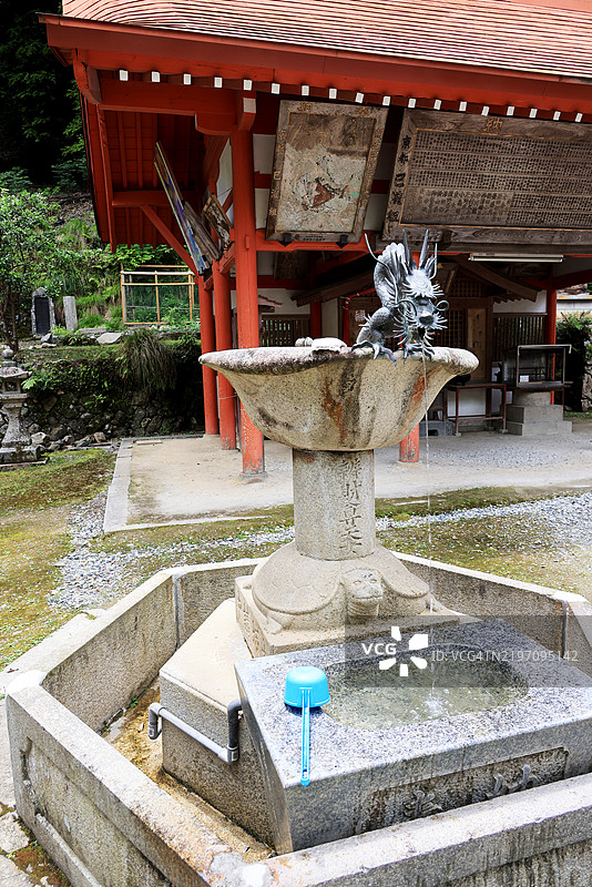 箕面国家公园的箕面山龙安寺大黑天尊惠比寿尊神社的净化喷泉。图片素材