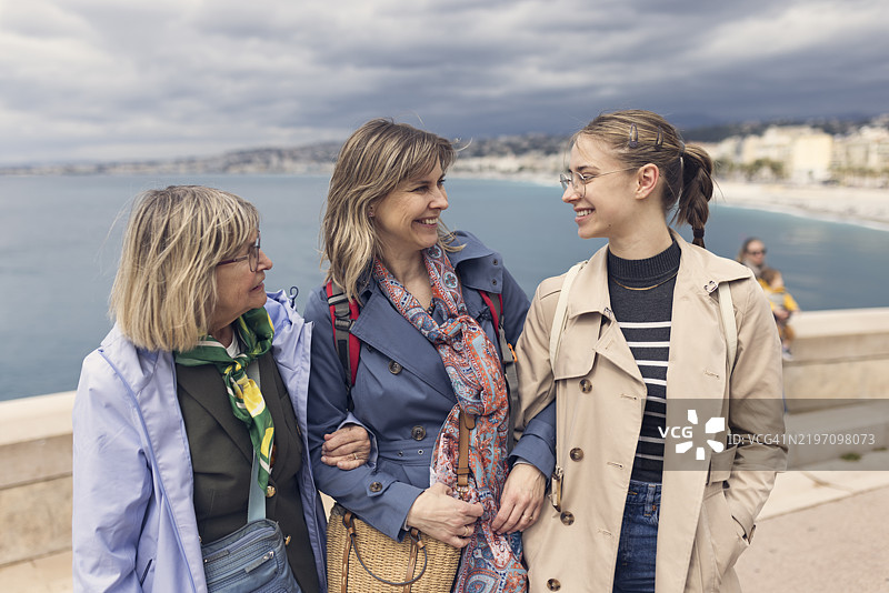 少女与母亲和祖母在法国阿尔卑斯-海洋省的尼斯探索图片素材