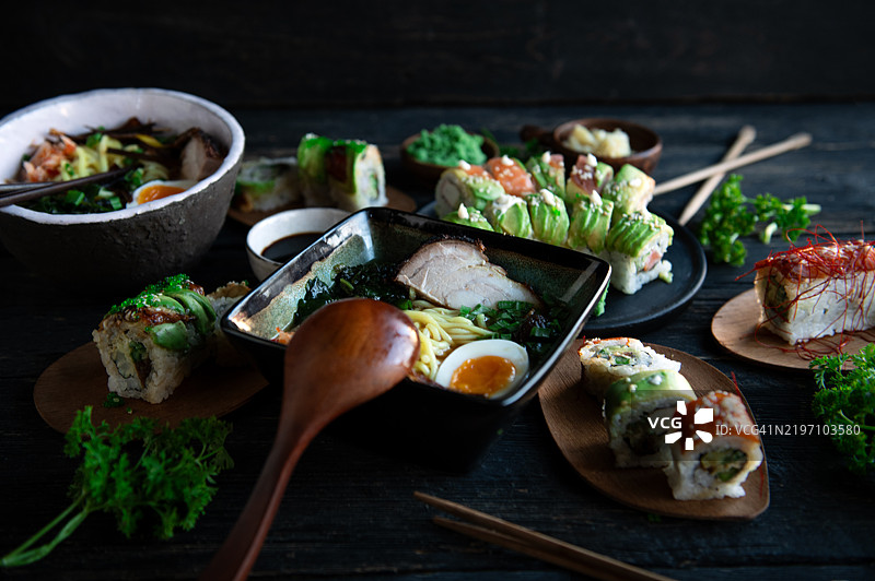 桌上的日本菜：拉面和寿司图片素材