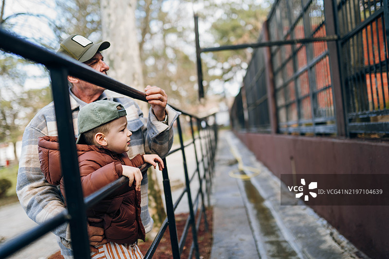 爷爷带我去动物园。图片素材