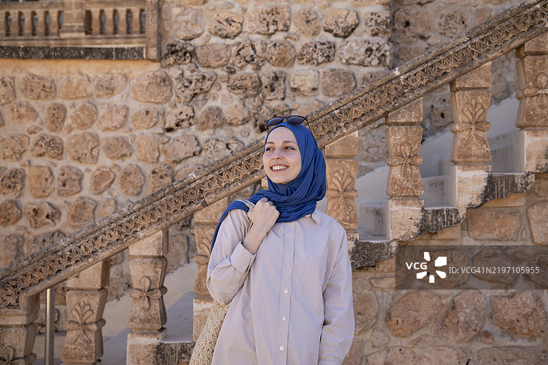 年轻的女游客在马尔丁戴着头巾图片素材