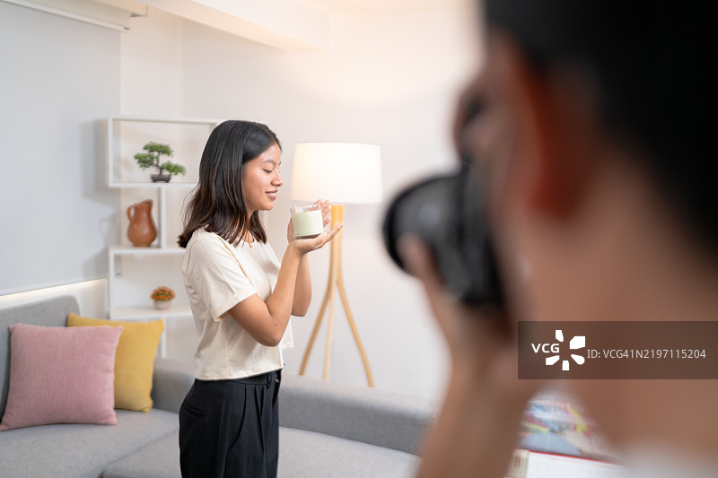 摄影师拍摄模特闻香蜡烛的照片图片素材