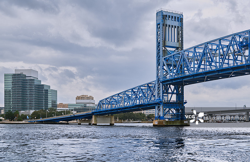 佛罗里达州杰克逊维尔市圣约翰河上的主街桥图片素材