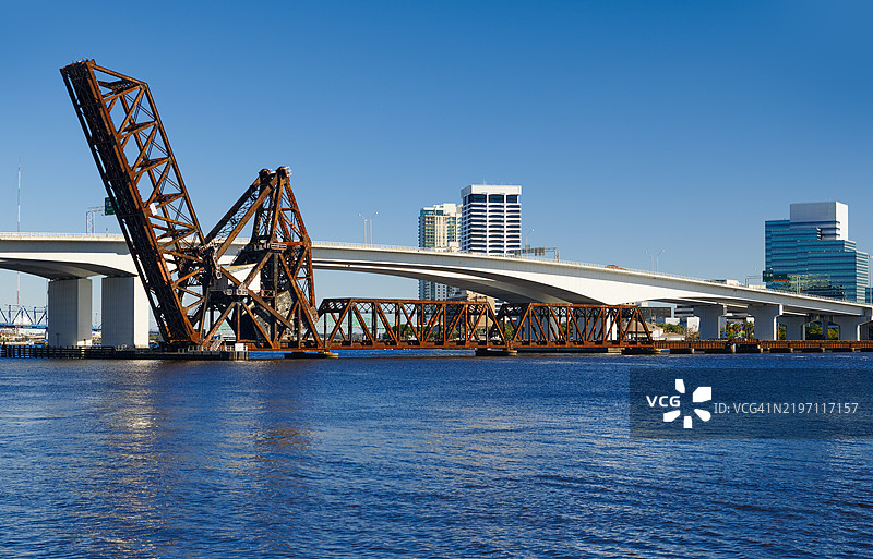 美国佛罗里达州杰克逊维尔市，圣约翰斯河上的公路桥和铁路桥图片素材