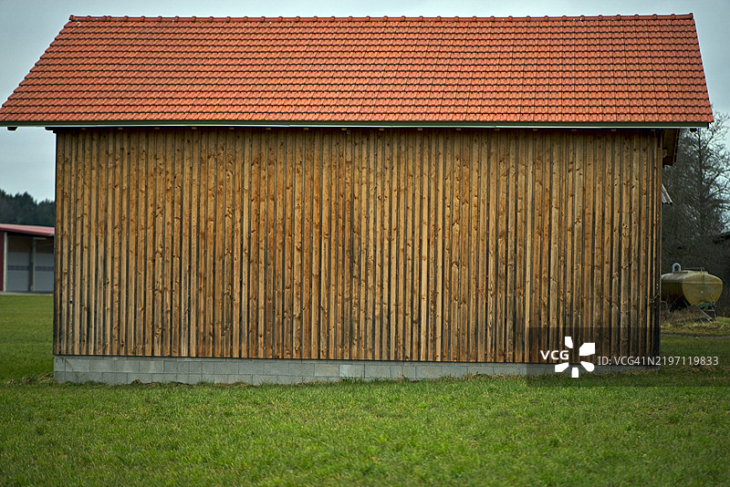 乡村中的木质谷仓图片素材