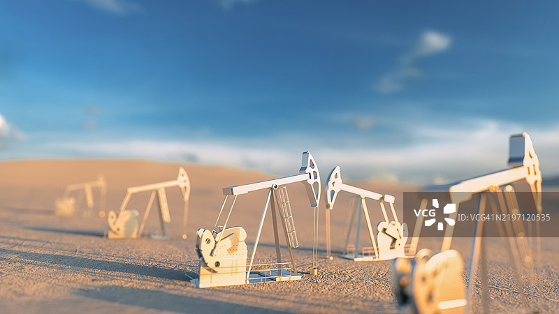 油泵在蓝天的沙漠中抽取原油图片素材