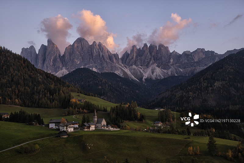意大利多洛米蒂山谷的圣玛德琳娜。图片素材