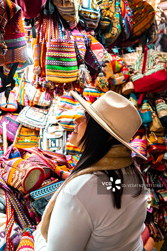 一位女性对秘鲁热闹的市场零售感到惊讶图片素材