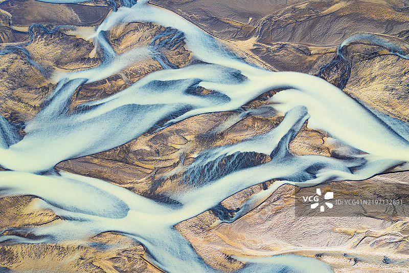 冰岛一条辫状冰川河的鸟瞰图图片素材