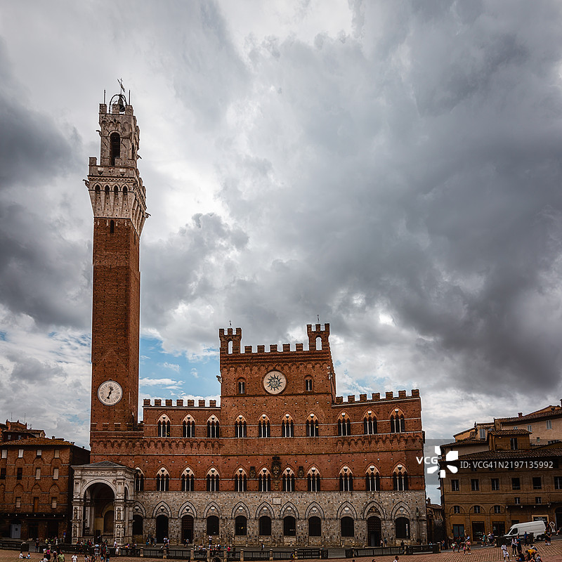 锡耶纳，托斯卡纳，意大利的坎波广场、曼贾塔楼和公共宫殿。图片素材