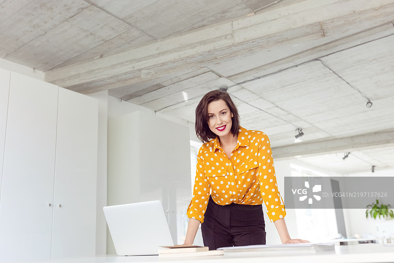 在办公室工作的女性图片素材