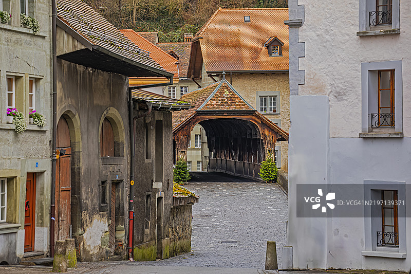 瑞士弗里堡州弗里堡的老城和有盖桥图片素材