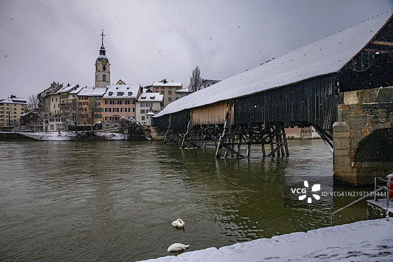 瑞士索洛图恩州奥尔滕的老城与有顶桥图片素材