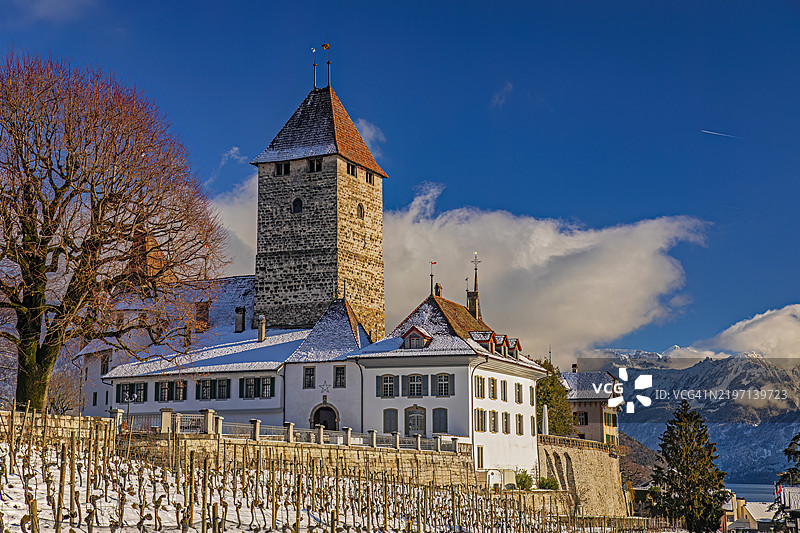 斯皮茨城堡和教堂，瑞士伯尔尼州斯皮茨图片素材
