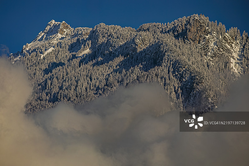 瑞士伯尔尼州斯皮茨的山景图片素材