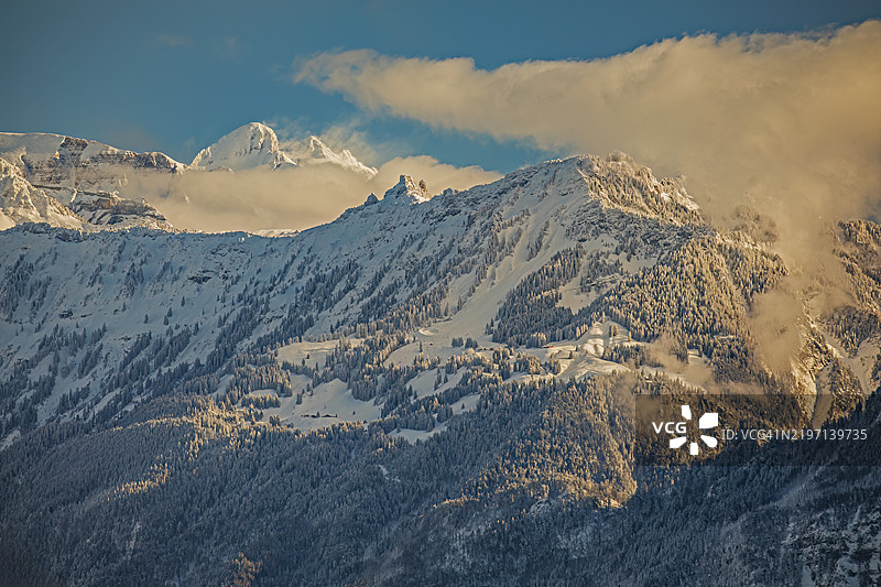 瑞士伯尔尼州斯皮茨的山景图片素材