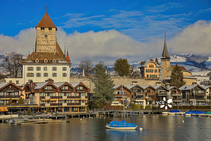 斯皮茨城堡和教堂，瑞士伯尔尼州斯皮茨图片素材