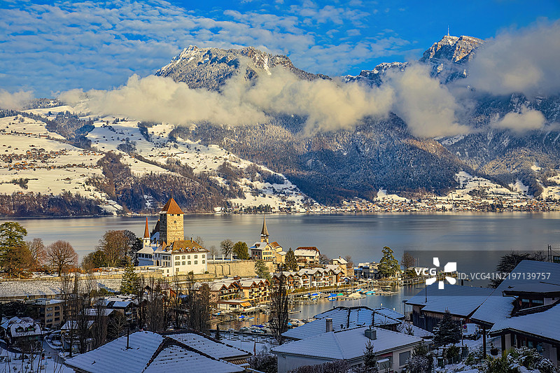 斯皮茨城堡和教堂，瑞士伯尔尼州斯皮茨图片素材