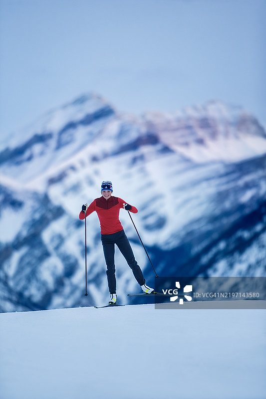 微笑的越野滑雪女性图片素材